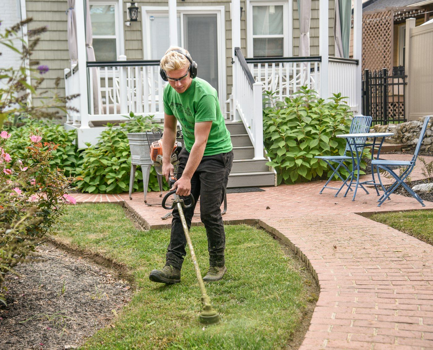 Hovenier aan het werk in een tuin